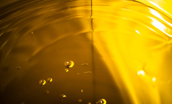 氯硅烷经过水解和缩聚反应，可生成油类等基本有机硅产品。